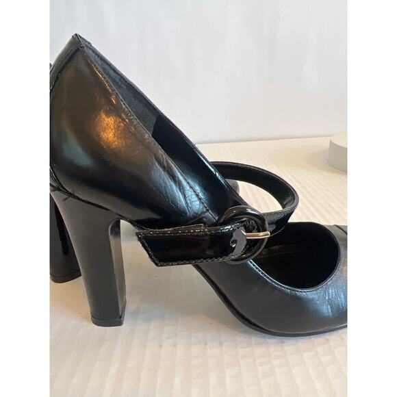 Enzo Angiolini black leather
Mary Jane pumps with a chunky heel buckle size 6M - Picture 6 of 9